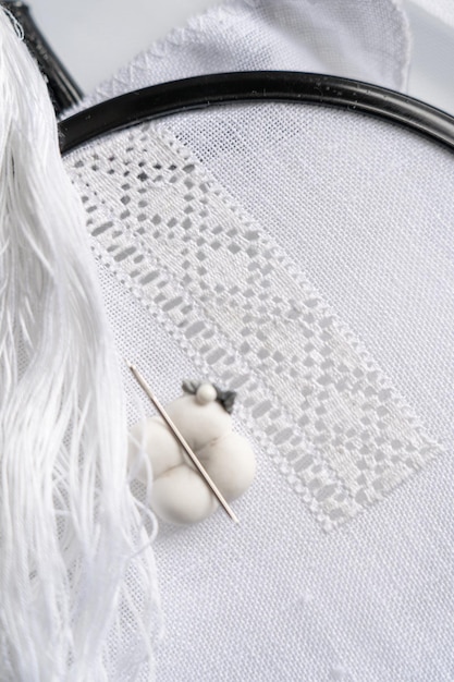 haftowane motywy na naturalnej tkaninie